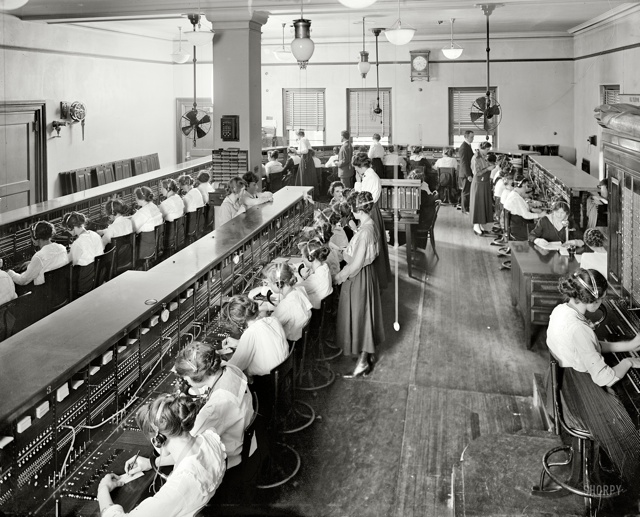 room with phone operators in 1919